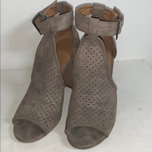 Peep-Toe Pump - Neutral Sand/Tan - Picture 3 of 7